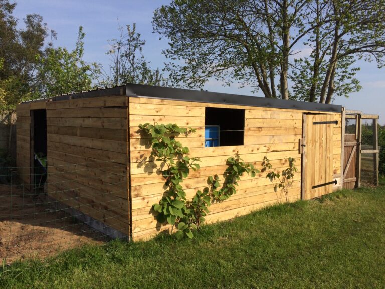 Clôture et cabanon en bardage bois, Rédéné