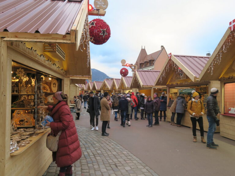 Toitures des chalets du marché de Noël d’Annecy